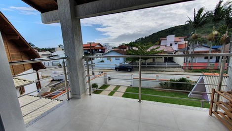 Linda casa localizada na Praia de Zimbros!