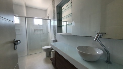 Linda casa localizada na Praia de Zimbros!