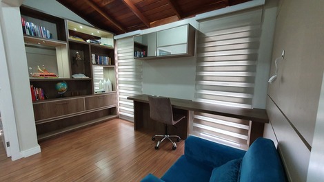 Linda casa localizada na Praia de Zimbros!