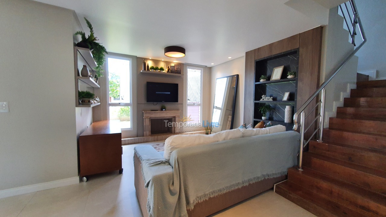 Casa para aluguel de temporada em Bombinhas (Praia de Zimbros)