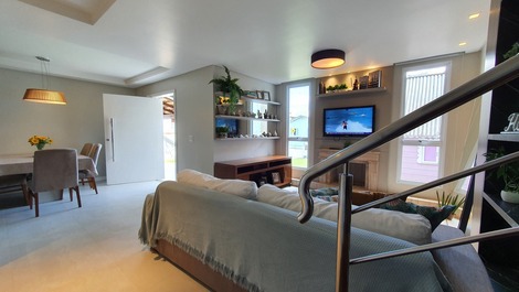 Linda casa localizada na Praia de Zimbros!