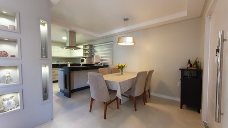 Linda casa localizada na Praia de Zimbros!