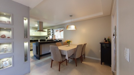 Linda casa localizada na Praia de Zimbros!