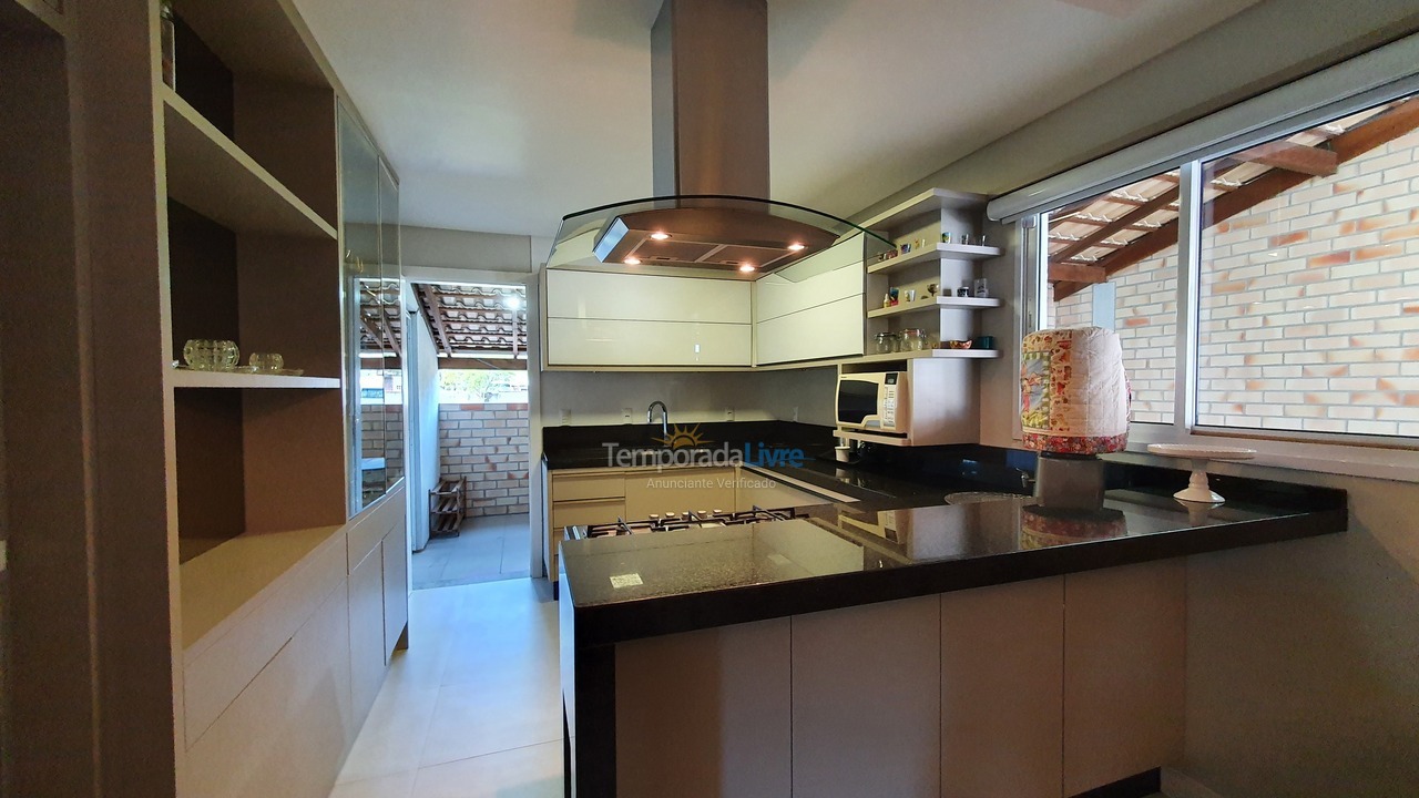 Casa para aluguel de temporada em Bombinhas (Praia de Zimbros)