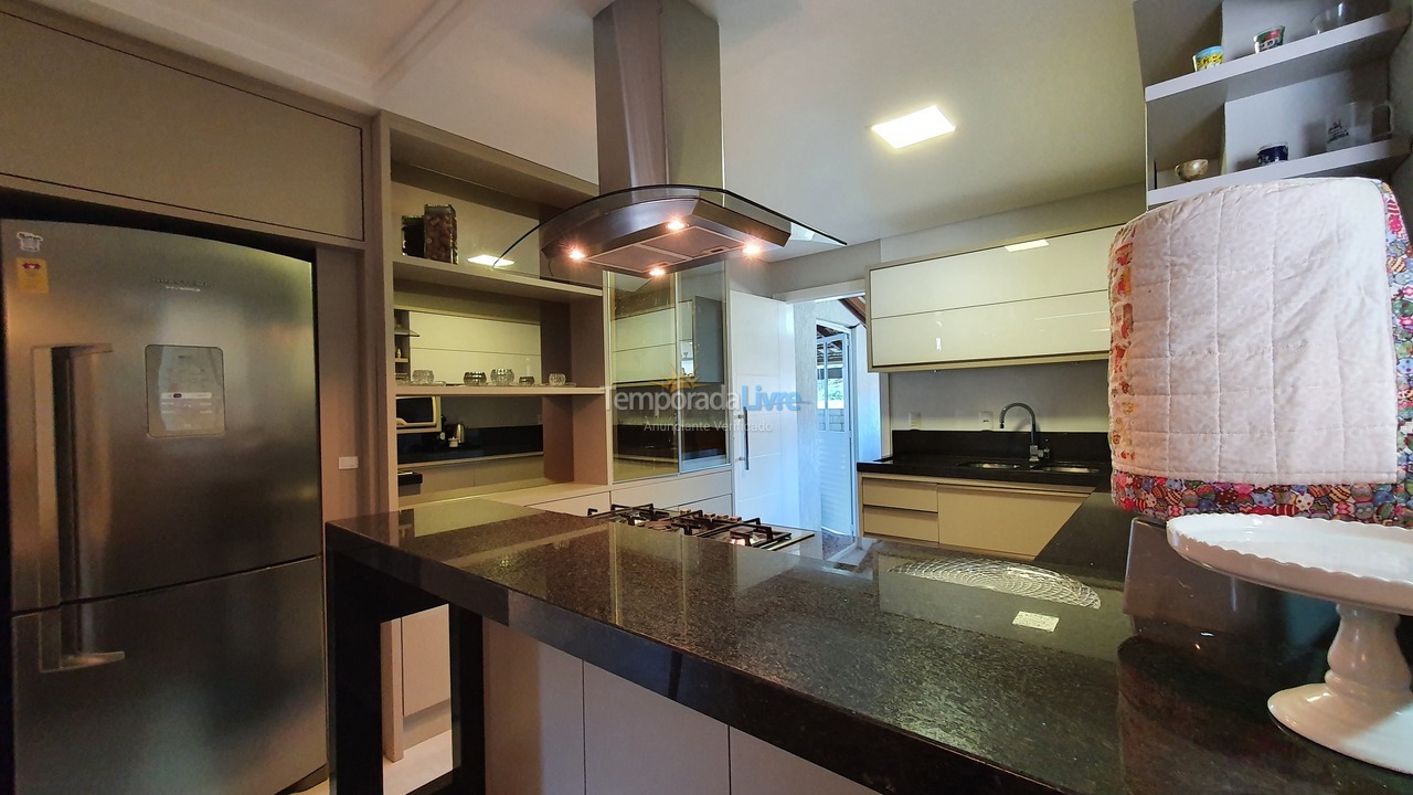 Casa para aluguel de temporada em Bombinhas (Praia de Zimbros)