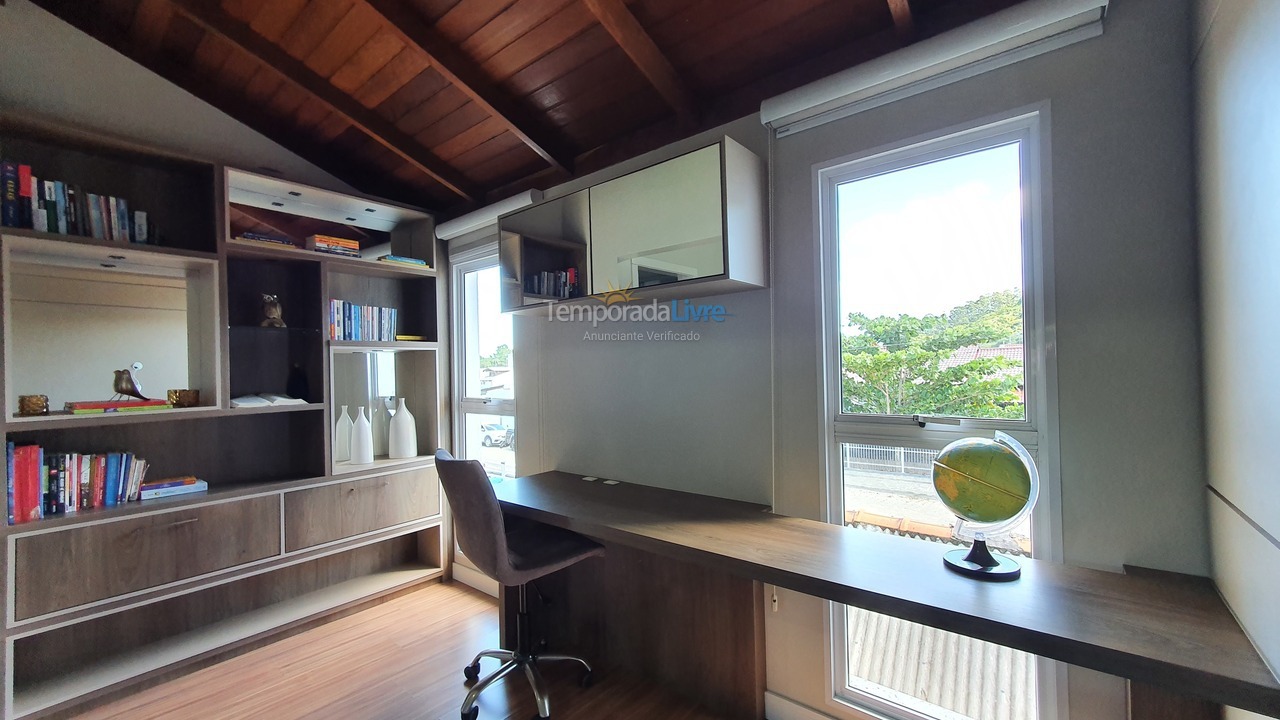 Casa para aluguel de temporada em Bombinhas (Praia de Zimbros)