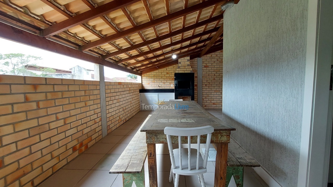 Casa para aluguel de temporada em Bombinhas (Praia de Zimbros)