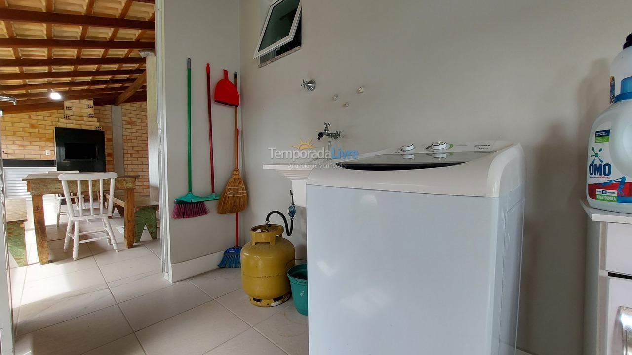 Casa para aluguel de temporada em Bombinhas (Praia de Zimbros)