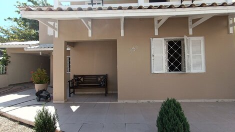 HOUSE WITH POOL AND FENCED YARD ON THE COSTÃO DE BOMBAS