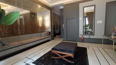 CÓMODO APARTAMENTO CON 3 SUITES EN MEIA PRAIA