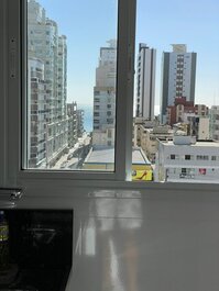CÓMODO APARTAMENTO CON 3 SUITES EN MEIA PRAIA