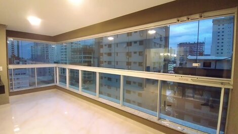 CÓMODO APARTAMENTO CON 3 SUITES EN MEIA PRAIA