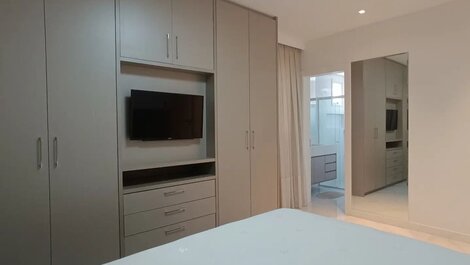 CÓMODO APARTAMENTO CON 3 SUITES EN MEIA PRAIA