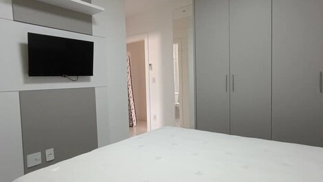 CÓMODO APARTAMENTO CON 3 SUITES EN MEIA PRAIA