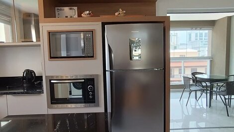 CÓMODO APARTAMENTO CON 3 SUITES EN MEIA PRAIA