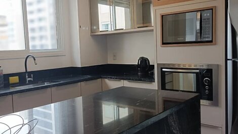 CÓMODO APARTAMENTO CON 3 SUITES EN MEIA PRAIA