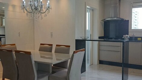 CÓMODO APARTAMENTO CON 3 SUITES EN MEIA PRAIA