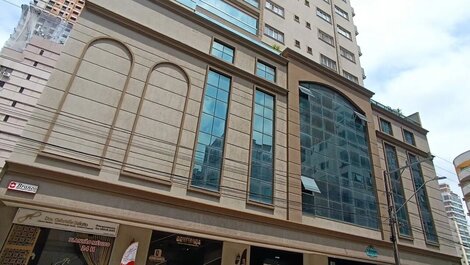 CÓMODO APARTAMENTO CON 3 SUITES EN MEIA PRAIA