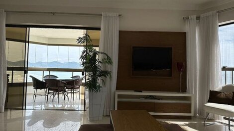 BELÍSSIMO SOLAR FRENTE MAR PARA 12 PESSOAS