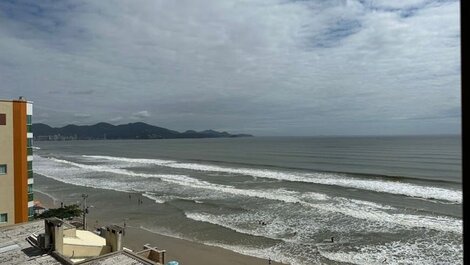 BELÍSSIMO SOLAR FRENTE MAR PARA 12 PESSOAS