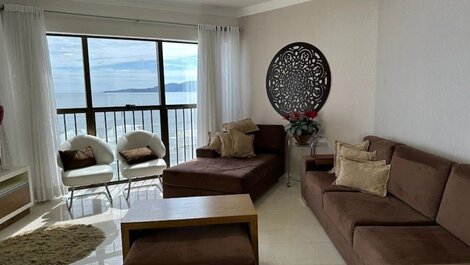 BELÍSSIMO SOLAR FRENTE MAR PARA 12 PESSOAS