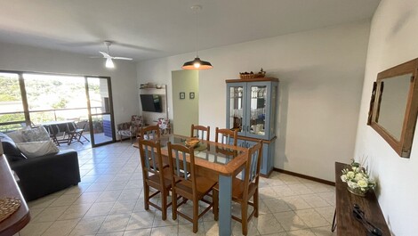 Apartment on the avenue overlooking the sea.
