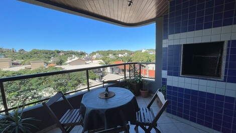 Apartment on the avenue overlooking the sea.