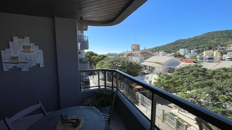 Apartment on the avenue overlooking the sea.