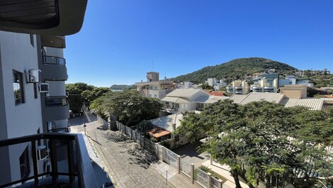 Apartment on the avenue overlooking the sea.