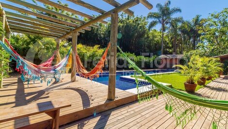 Spacious House Gourmet Area, Swimming Pool, Football Field and Large Garden