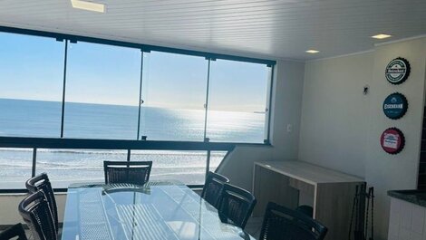 PARAÍSO FRENTE MAR EM MEIA PRAIA PARA 16 PESSOAS