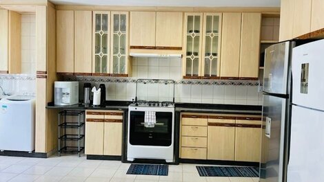 PARAÍSO FRENTE MAR EM MEIA PRAIA PARA 16 PESSOAS