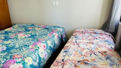 PARAÍSO FRENTE MAR EM MEIA PRAIA PARA 16 PESSOAS