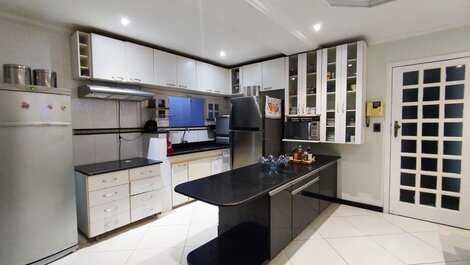 Sophisticated townhouse with 5 suites near Orla