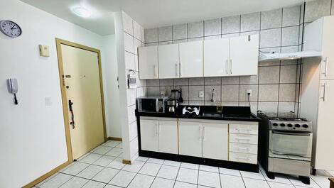 Apartamento na Praia de Bombas, próximo ao mar.