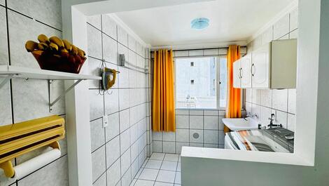 Apartamento na Praia de Bombas, próximo ao mar.