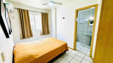 Apartamento na Praia de Bombas, próximo ao mar.