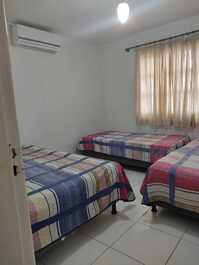 Excelente casa com 05 Q com ar condicionado.