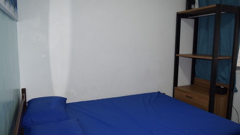 Quarto "a": 1 cama casal, 1 beliche, arara closet, ventilador de teto e rede proteção janela