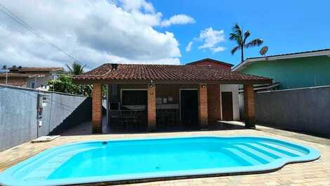 Casa Ipê localizado a 70m da praia (Não aceitamos animais) Ref. 60035