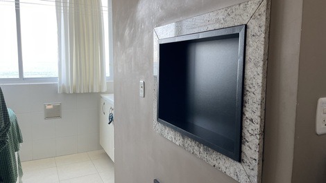 LINDO APTO 4 SUÍTES FRENTE AO MAR (47) 996087741whats