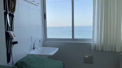 LINDO APTO 4 SUÍTES FRENTE AO MAR (47) 996087741whats