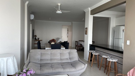 LINDO APTO 4 SUÍTES FRENTE AO MAR (47) 996087741whats