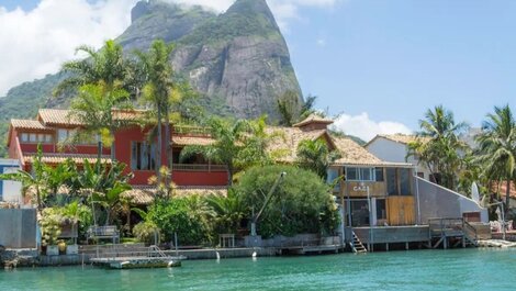 House on the banks of the Barra da Tijuca Canal # 742