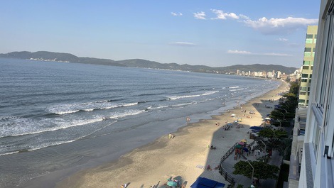 LINDO APTO 4 SUÍTES FRENTE AO MAR (47) 996087741whats