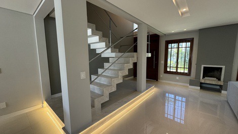 CASA COM 5 DORMITÓRIOS PARA LOCAÇÃO POR DIÁRIA EM JURERÊ INTERNACIONAL