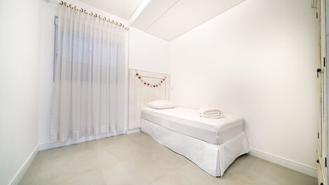 193 - Beautiful apartment with 3 bedrooms and pool 50mts from the sea in...