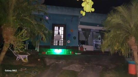 Vista noturna da casa 