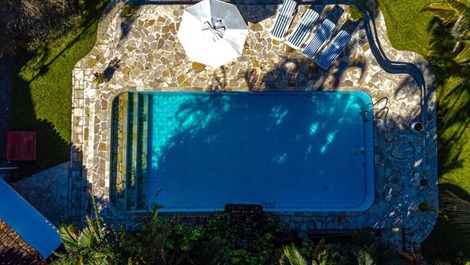 House with pool in Cambury