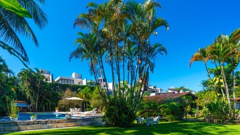 House with pool in Cambury